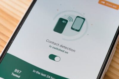 Telefon Komórkowy Na Drewnianej Powierzchni W Fotografii Zbliżeniowej - Fot. Markus Winkler
