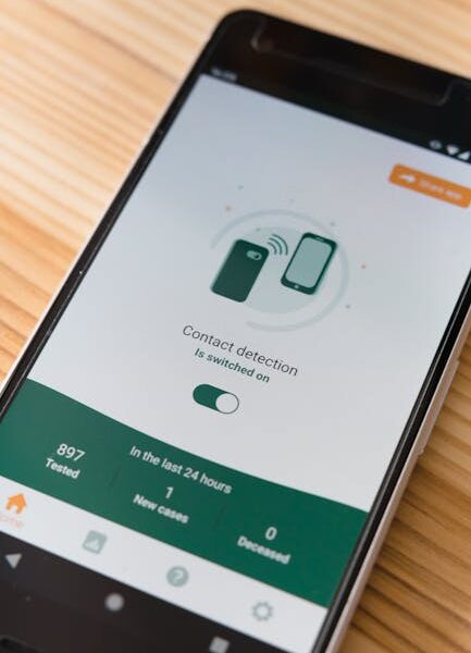 Telefon Komórkowy Na Drewnianej Powierzchni W Fotografii Zbliżeniowej - Fot. Markus Winkler