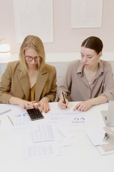 Darmowe zdjęcie z galerii z analiza, biurko, biuro - Fot. Artem Podrez