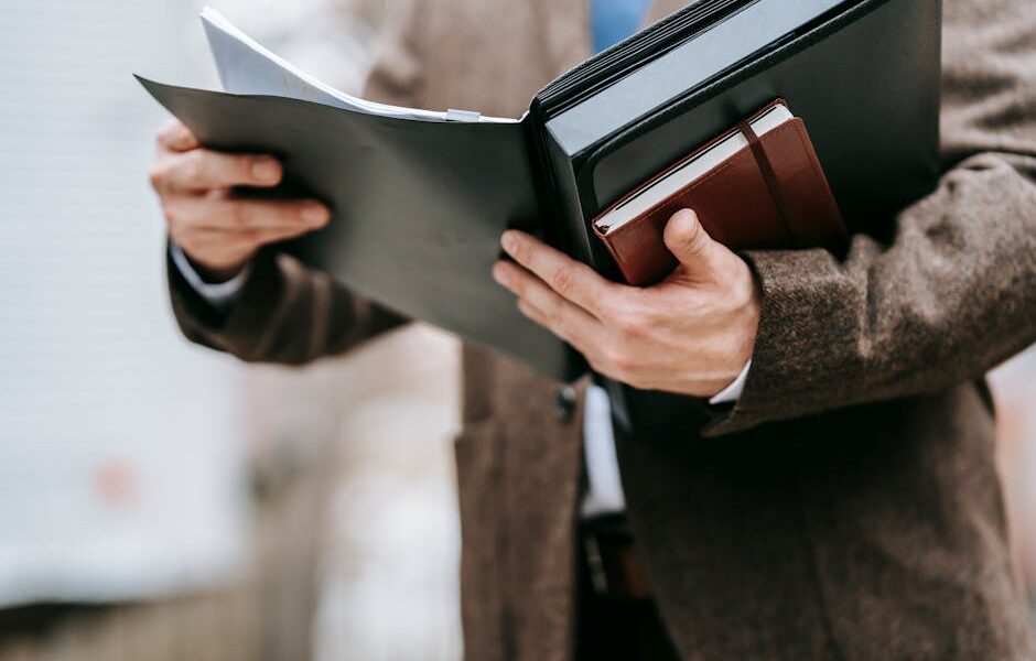 Osoba W Czarnej Koszuli Z Długim Rękawem, Trzymając Brązową Książkę - Fot. Vanessa Garcia