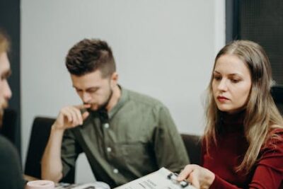 Mężczyzna I Kobieta Siedząca Przy Stole - Fot. cottonbro studio
