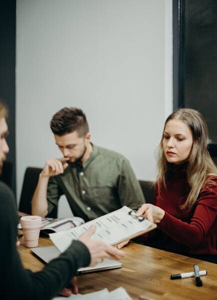 Mężczyzna I Kobieta Siedząca Przy Stole - Fot. cottonbro studio