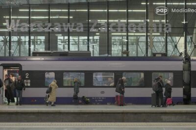 Pociąg PKP Intercity na peronie dworca kolejowego