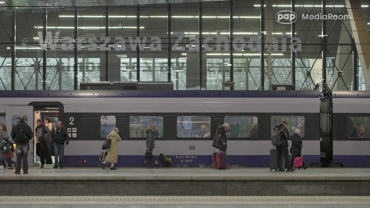 Pociąg PKP Intercity na peronie dworca kolejowego