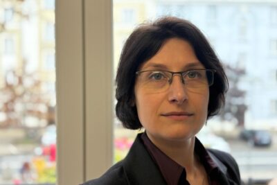 Autobus wodorowy w komunikacji miejskiej podczas tankowania