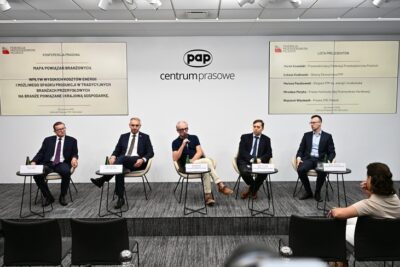 Linie wysokiego napięcia i zakład przemysłowy, ilustracja do tematu wysokich cen energii dla polskich firm