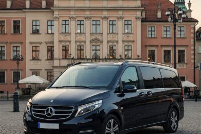 Samochód służbowy, taxi czy przewóz z kierowcą? Co się opłaca przy spotkaniach z klientami