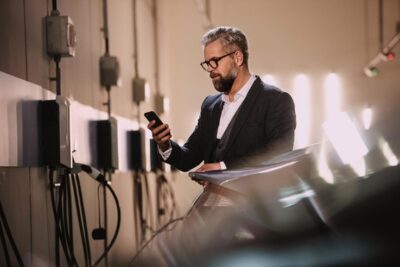 Stacja ładowania pojazdów elektrycznych na terenie bazy firmowej