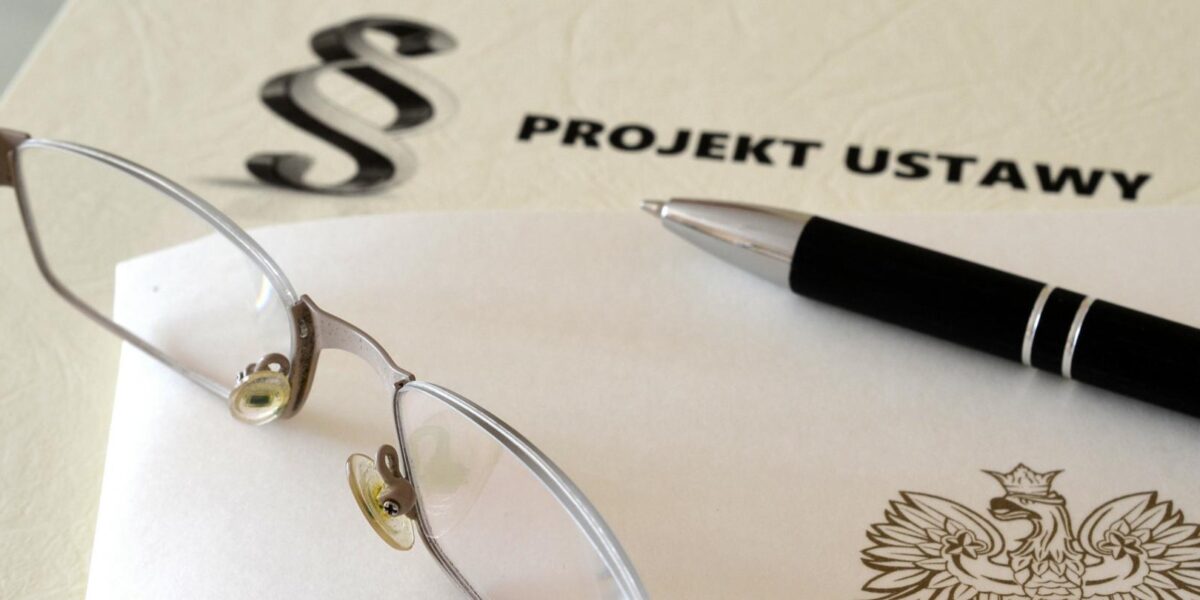 Projekt ustawy, okulary i dlugopis na dokumencie