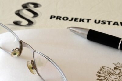 Projekt ustawy, okulary i dlugopis na dokumencie