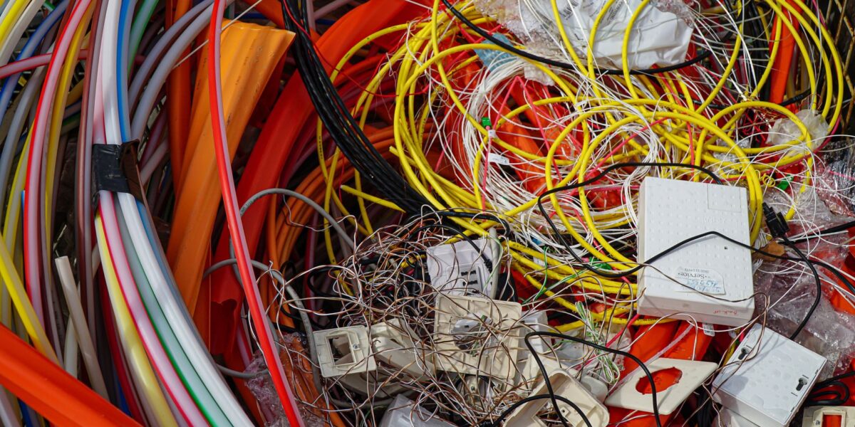 A vibrant mixture of electrical cables and waste ready for recycling., zdjęcie ilustracyjne