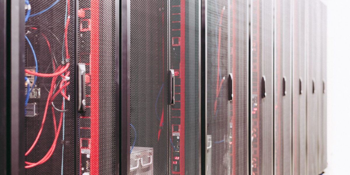 System with various wires managing access to centralized resource of server in data center, zdjęcie ilustracyjne