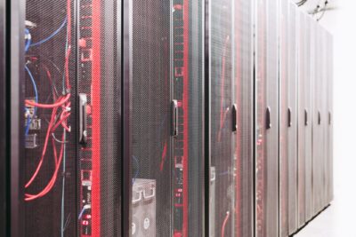 System with various wires managing access to centralized resource of server in data center, zdjęcie ilustracyjne