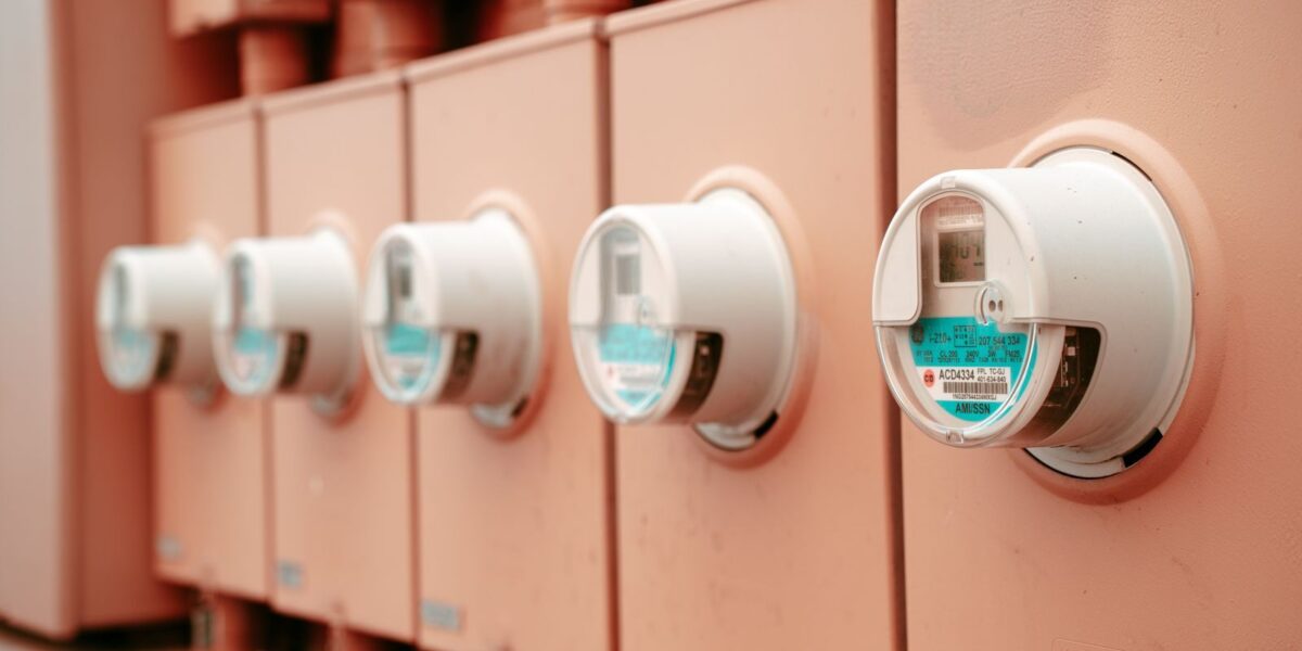 Rząd liczników energii elektrycznej na ścianie budynku, zdjęcie ilustracyjne