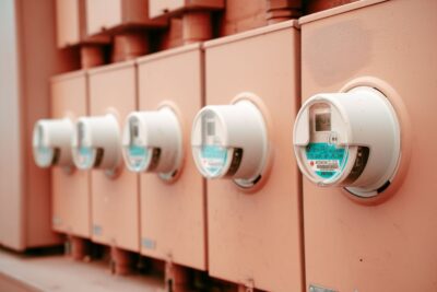 Rząd liczników energii elektrycznej na ścianie budynku, zdjęcie ilustracyjne