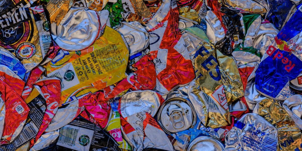 Sprasowane puszki aluminiowe po napojach przygotowane do recyklingu, zdjęcie ilustracyjne