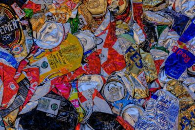 Sprasowane puszki aluminiowe po napojach przygotowane do recyklingu, zdjęcie ilustracyjne