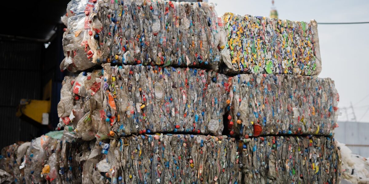 Sprasowane bele odpadów opakowaniowych przygotowane do recyklingu, zdjęcie ilustracyjne
