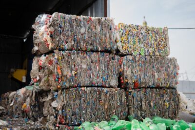 Sprasowane bele odpadów opakowaniowych przygotowane do recyklingu, zdjęcie ilustracyjne